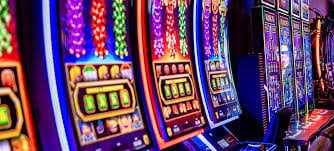 free spins နှင့် bonus features များပါဝင်သော slot game interface